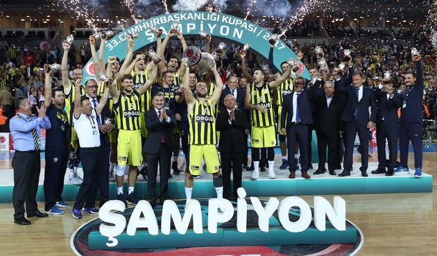 Fenerbahçe, kupasını Fahri Kasırga ve Osman Aşkın Bak'ın elinden aldı!
