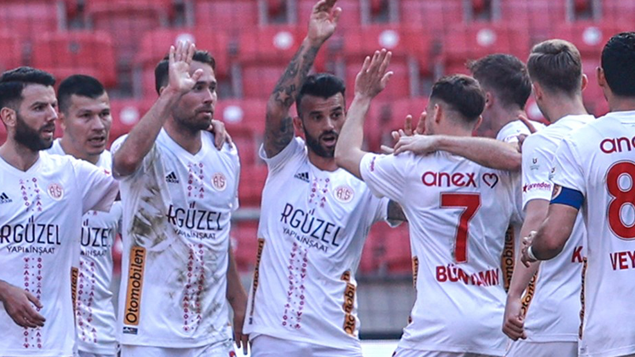 Gol düellosuna dönen maçta Antalyaspor Hatayspor'u mağlup etti