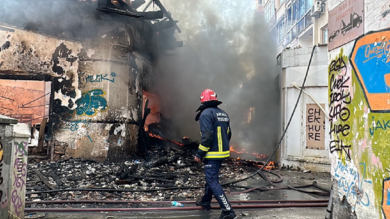 Antalya'da tarihi binada çıkan yangın hasara neden oldu