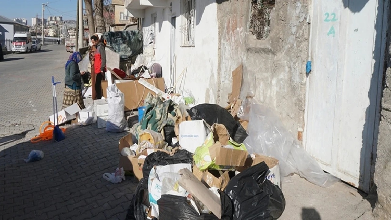 Siirt son dakika! Kötü koku gelen evden 1 traktör atık malzeme çıktı; yardım eli uzandı