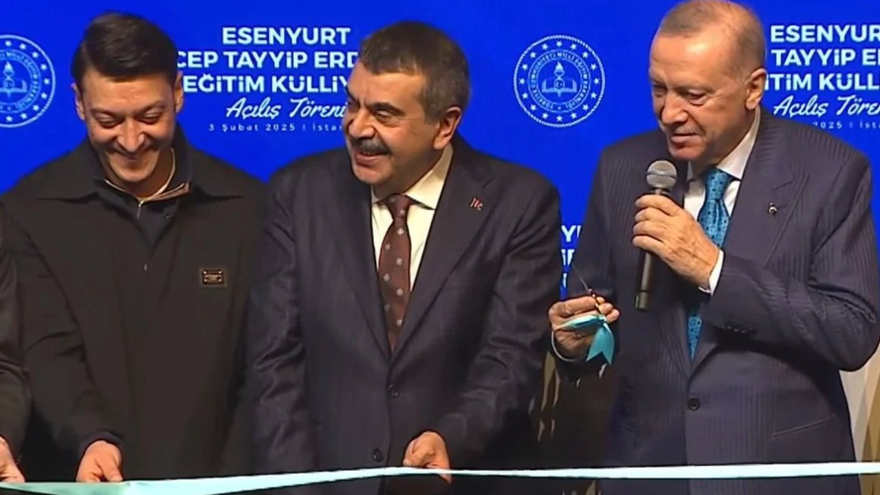 Kimsenin beklemediği anda... Mesut geç şöyle! Oğlum sen de çok utangaçsın