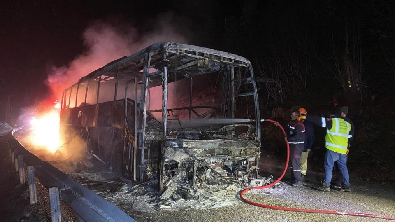 Kastamonu'da seyir halindeki yolcu otobüsü alev alev yandı! Geriye demir yığını kaldı...