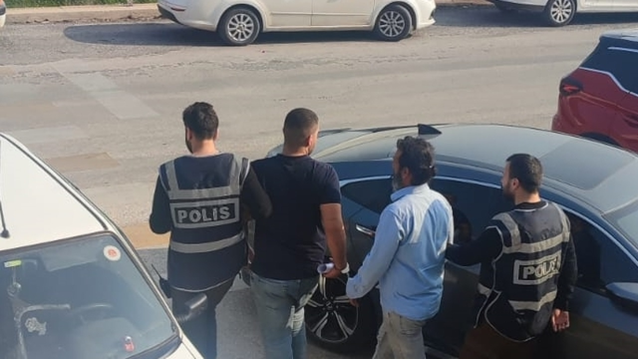 Mersin’de öğretmeni darbeden veli ve oğlu tutuklandı; olay anı kamerada