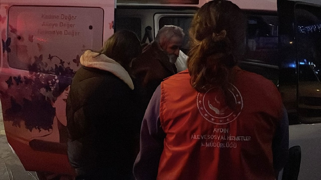 Valilik sahipsiz bırakmadı! Yere düşürdüğü erzakları toplarken görüntülenen kişiye yardım geldi