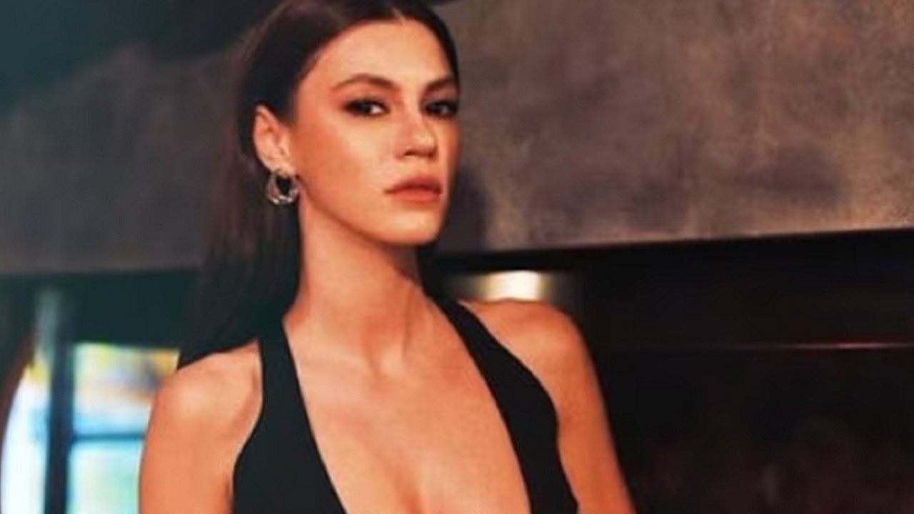 Yüsra Geyik'in cesur dekoltesi takpçilerini mest etti! İşte o kareler...