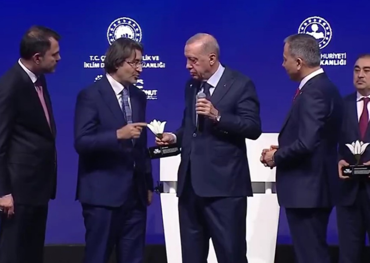 Ziraat Bankası Genel Müdürü, ''Depremzedelere en çok parayı ben verdim'' deyince Cumhurbaşkanı Erdoğan'dan yanıt gecikmedi: Ben verdim deme devlet verdi, sizler de aracı oldunuz