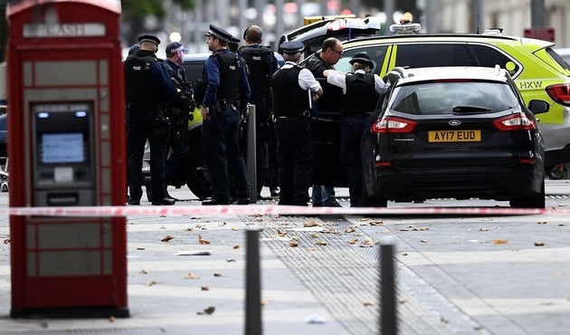 Londra'da bir araç kalabalığın arasına daldı! Yaralılar var... / VİDEO