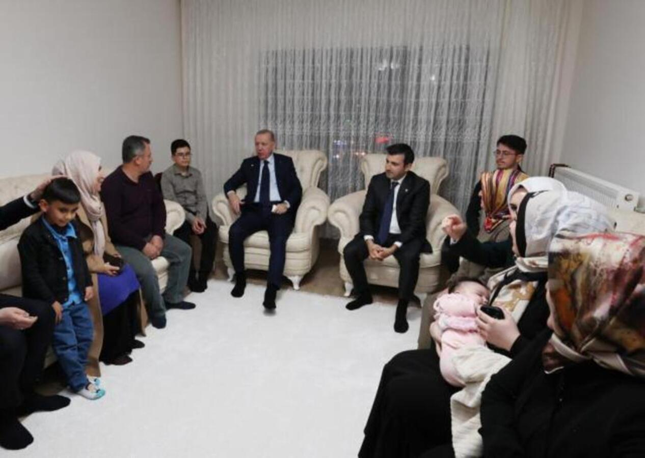 Cumhurbaşkanı Recep Tayyip Erdoğan ve Selçuk Bayraktar depremzede aileye çaya gitti!