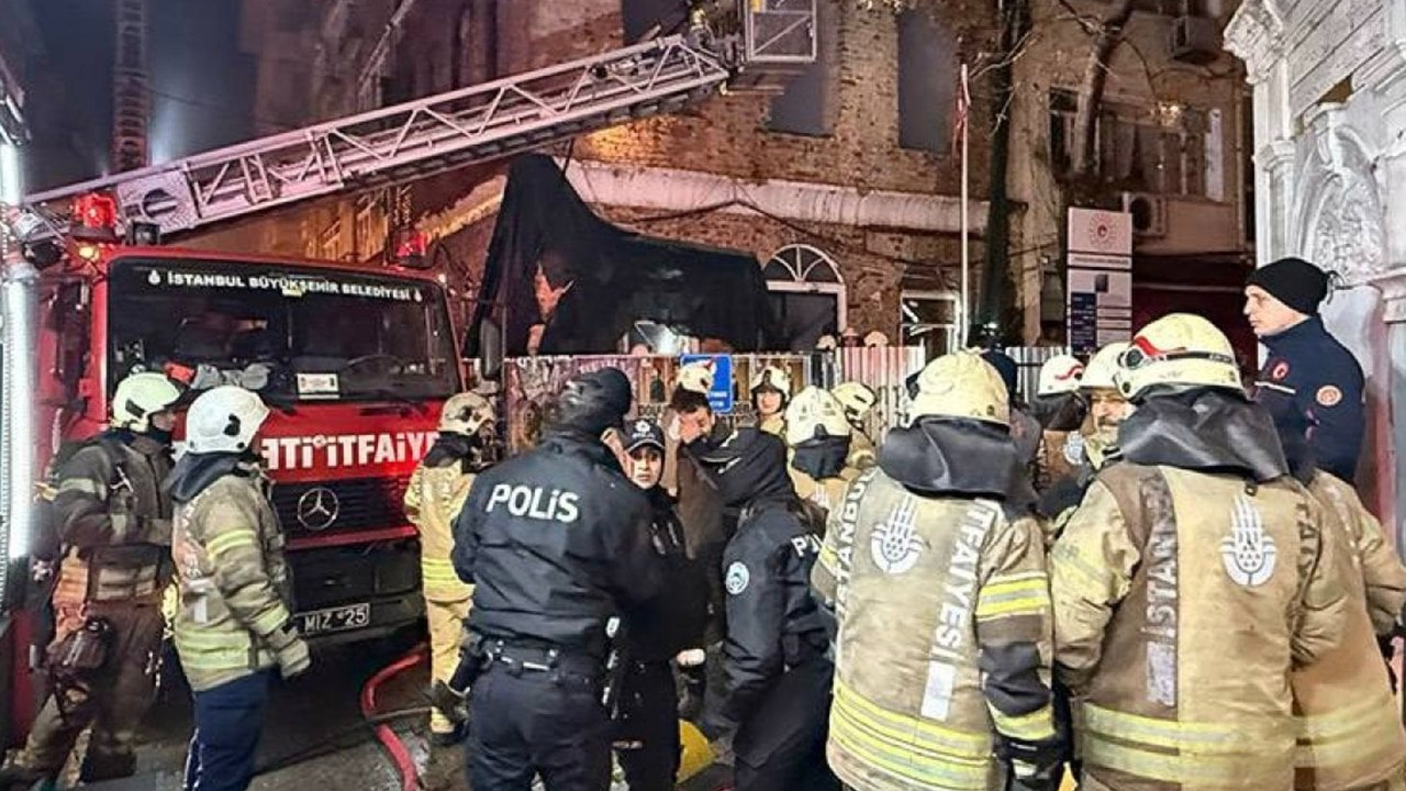 Alevler bütün binayı sardı... Kadıköy'deki tarihi karakolda yangın