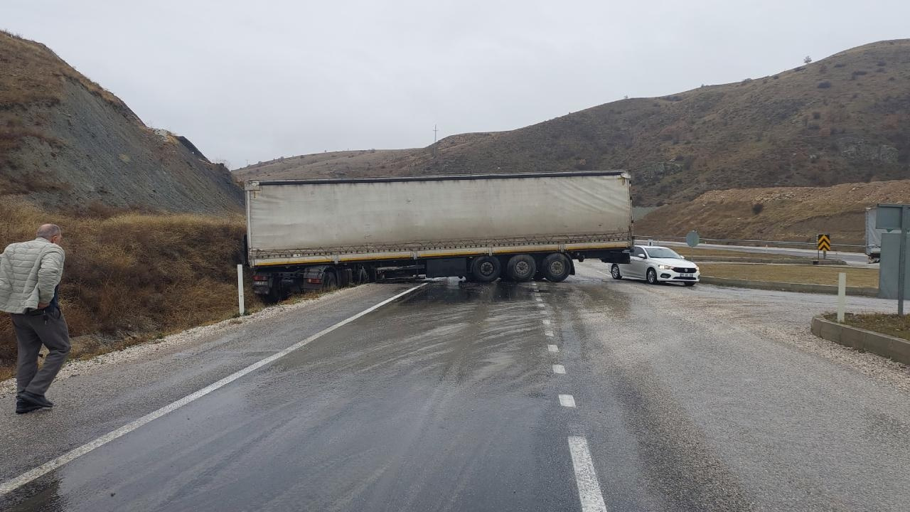 D-100'de tır kazası: Edirne yönü trafiğe kapandı