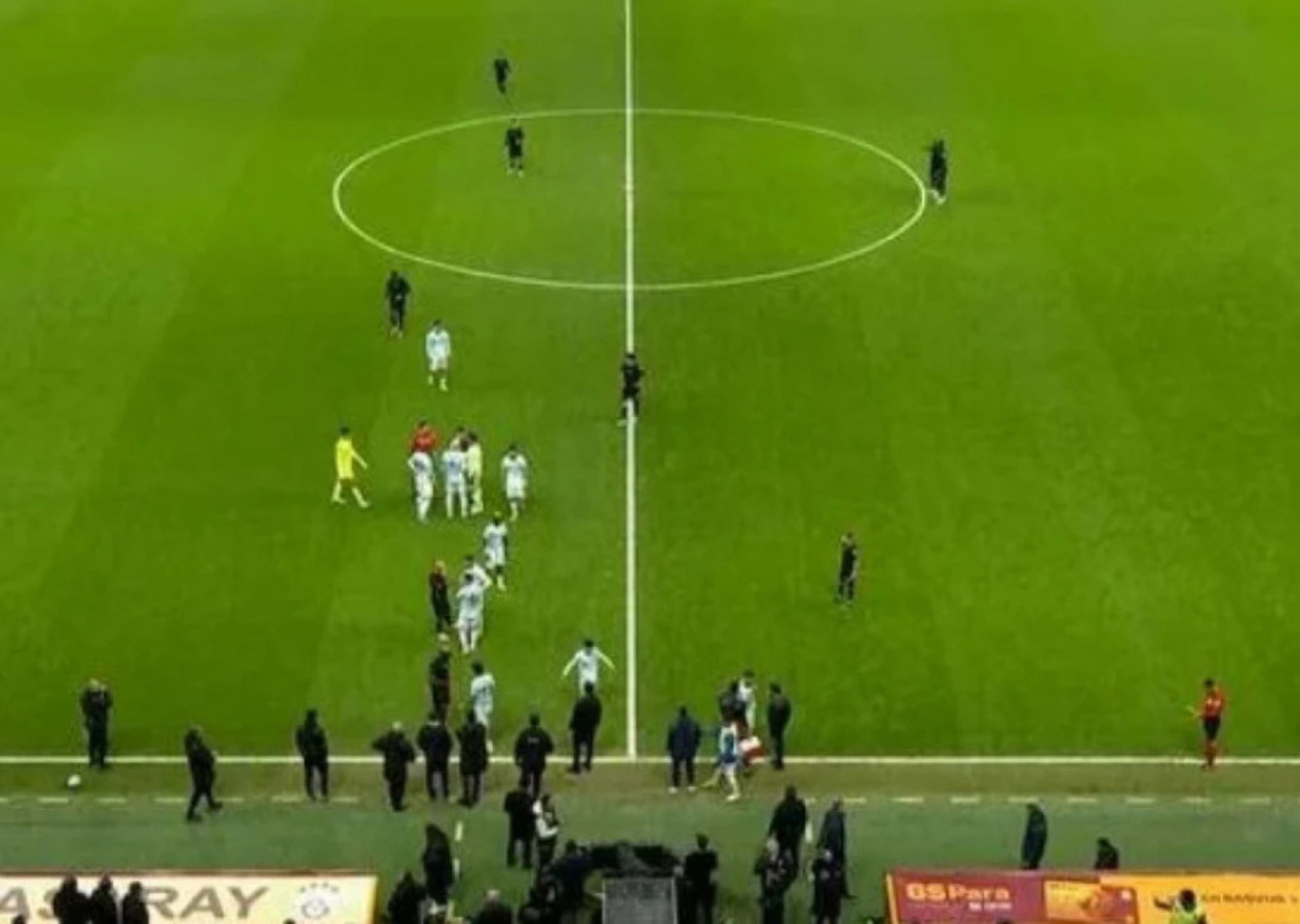 Adana Demirspor, Galatasaray maçında sahadan çekildi!
