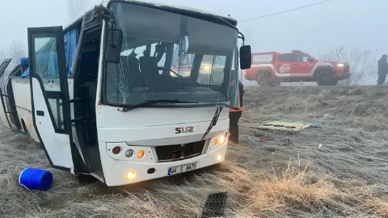 Malatya'da yolcu minibüsünün devrilmesi sonucu 8 kişi yaralandı