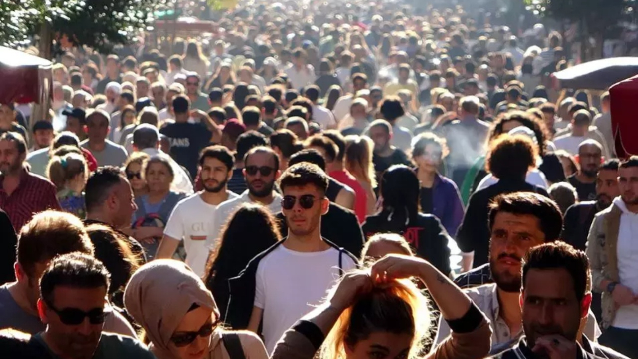 Türkiye'nin en yoğun bölgeleri belli oldu! Bin kişiden 11'i bu ilçelerde yaşıyor