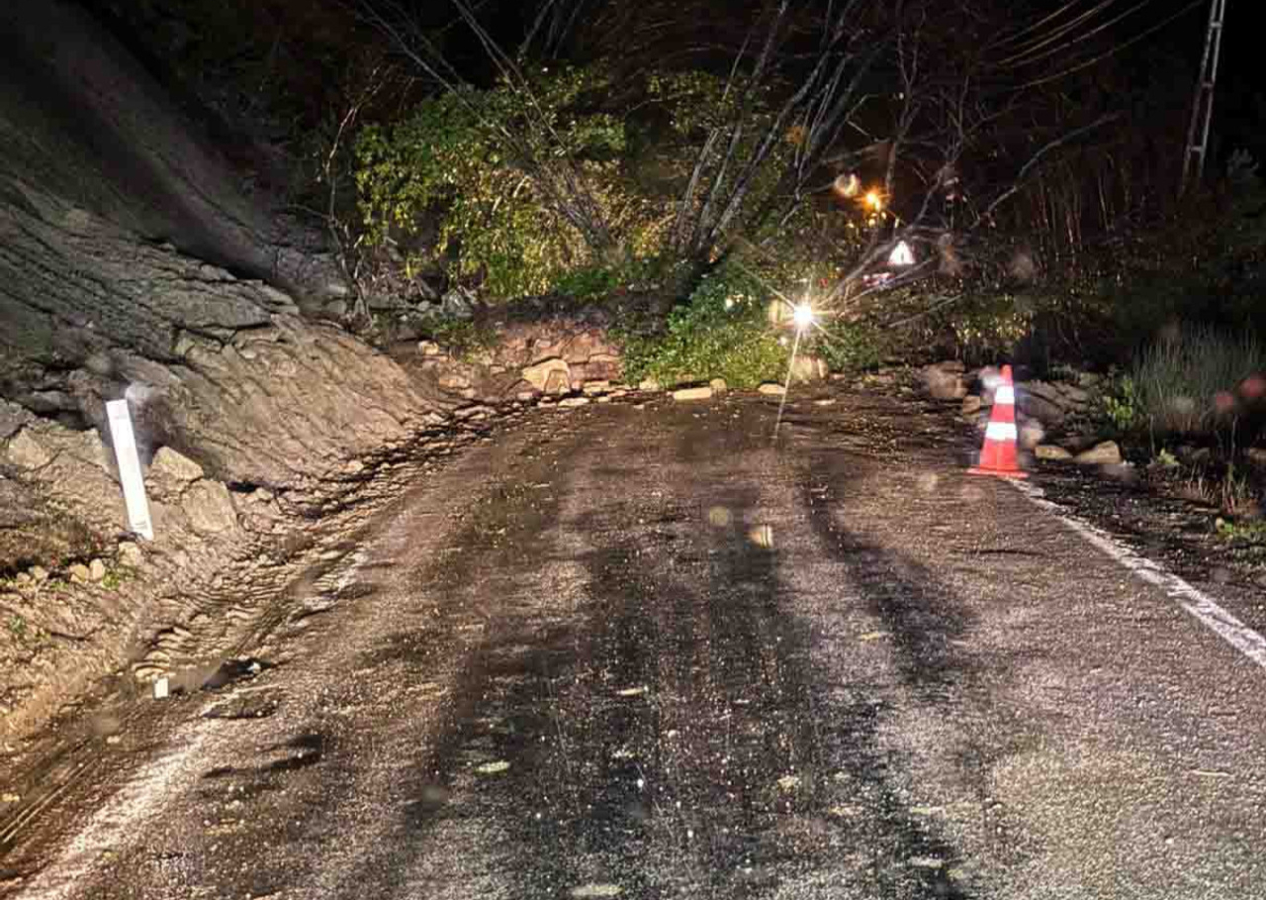 Kastamonu'da heyelan; iki ilçe arasındaki sahil yolu ulaşıma kapandı
