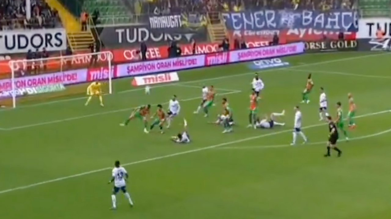 Herkes Mertens'e kızıyor ama... İşte aynı anda 3 Fenerli futbolcunun kendini yere attığı o pozisyon