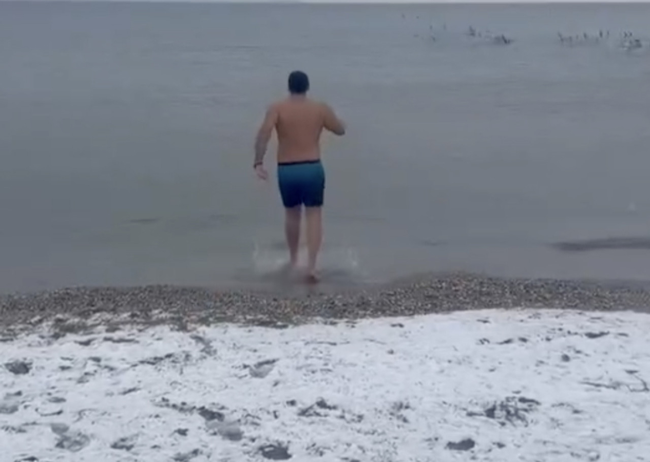 İstanbul'da kara ve soğuğa aldırmayan kişi Büyükçekmece'de denize girdi