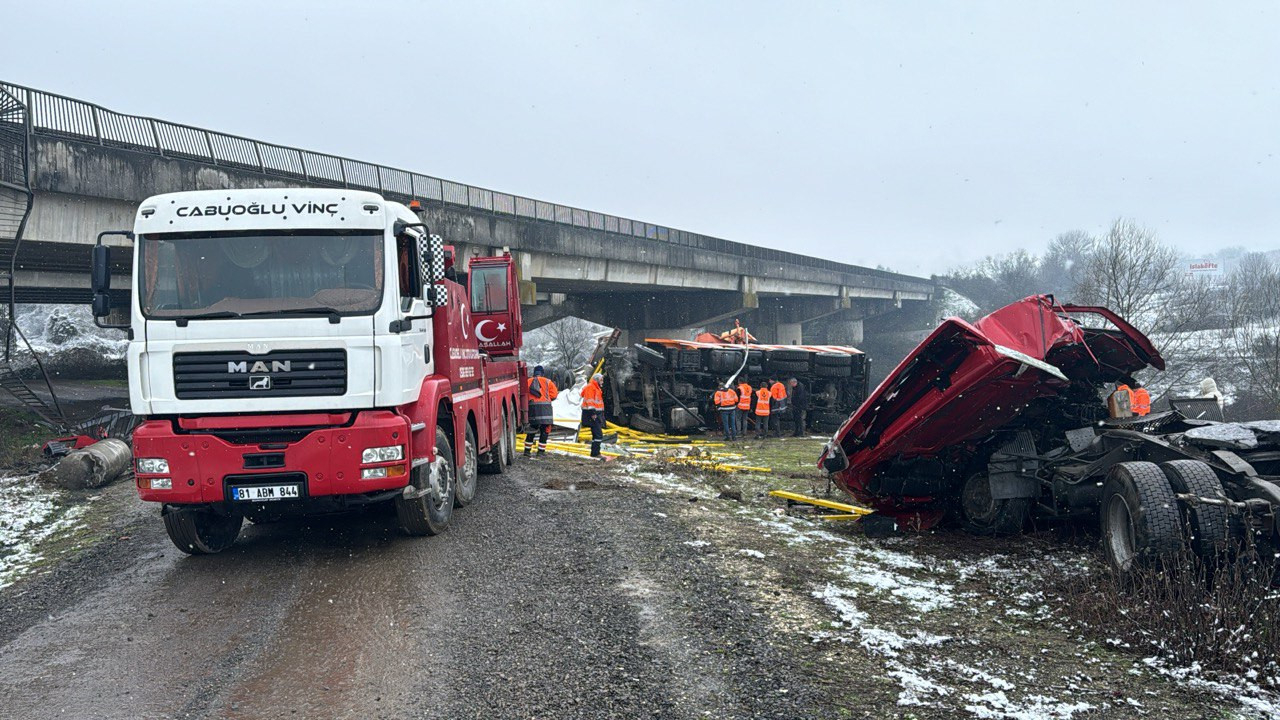 Düzce'de kar küreme aracı ile tır köprüden devrildi: 2 sürücü öldü