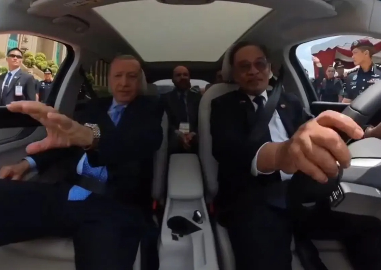 Cumhurbaşkanı Erdoğan ile Malezya Başbakanı arasında Togg içerisinde gülümseten diyalog!