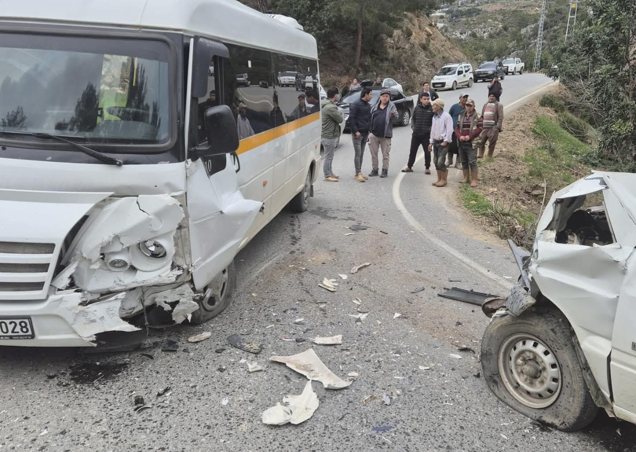 Antalya'da öğrenci servisiyle kamyonet çarpıştı: 20 öğrenci yaralandı