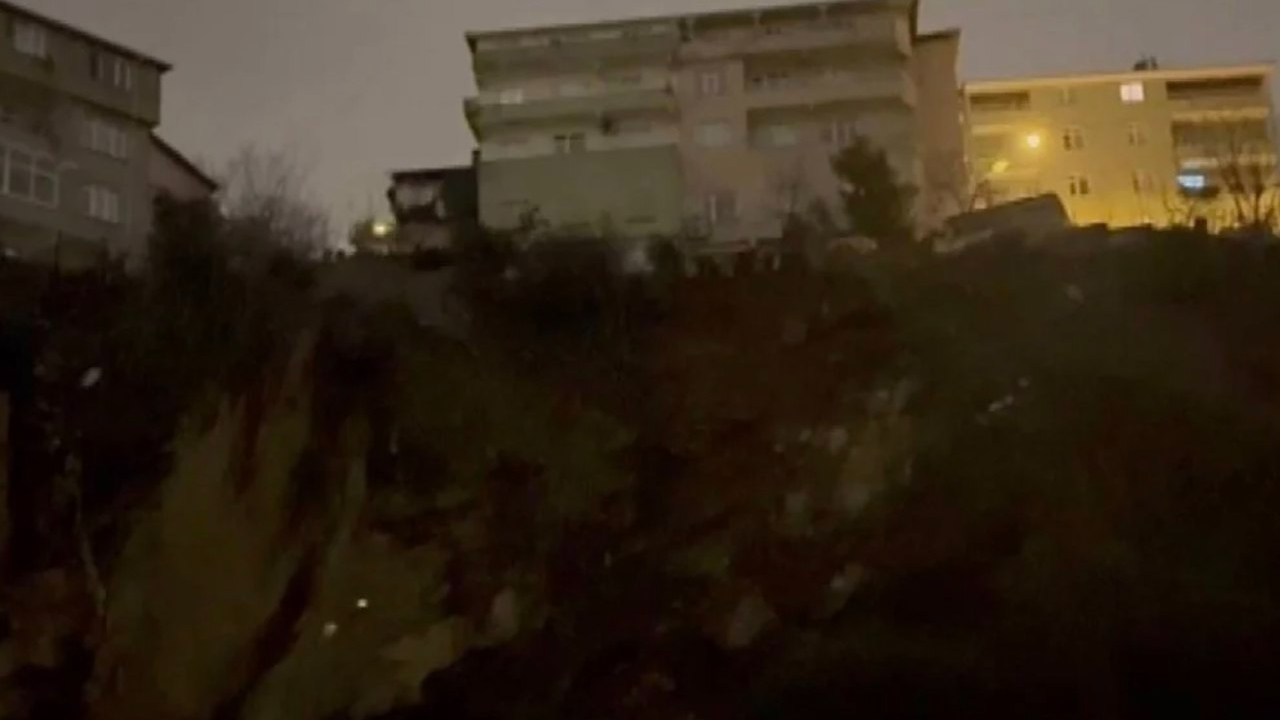 Korku dolu anlar... Üsküdar'da toprak kayması! Binalar boşaltıldı