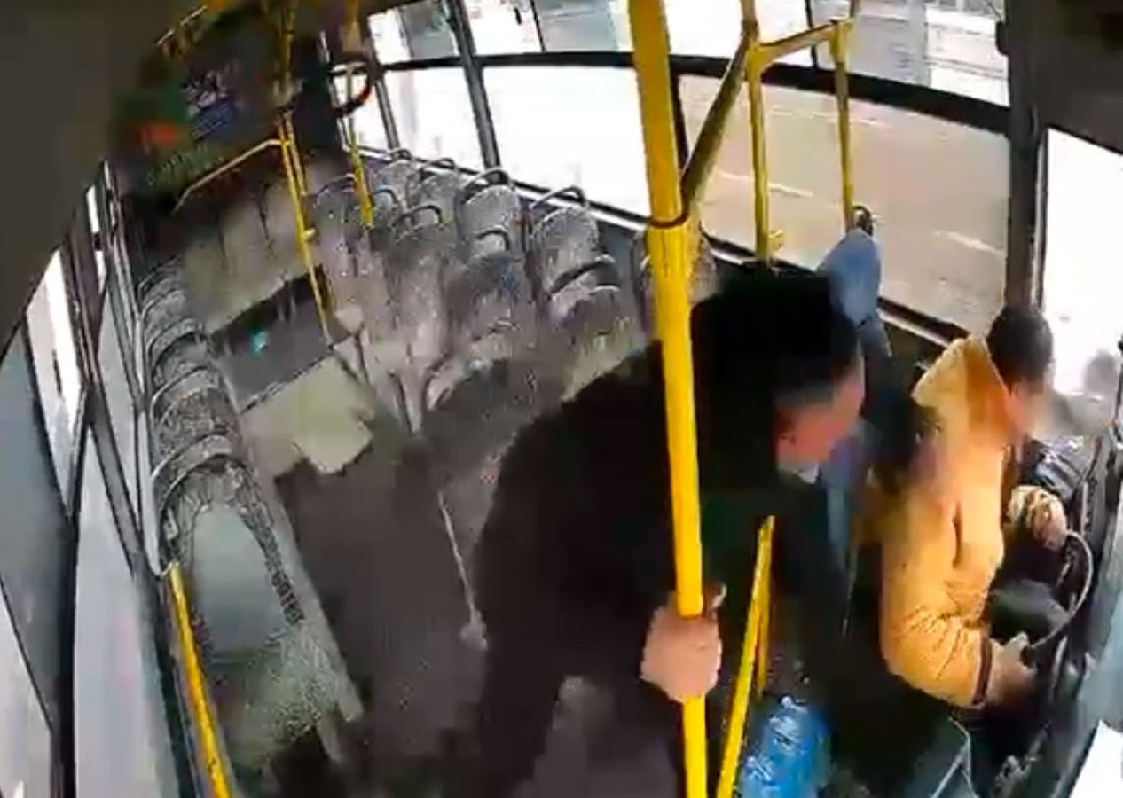 Halk otobüsünde dehşet anları! Direksiyonda fenalaşan şoförü yolcu kurtardı