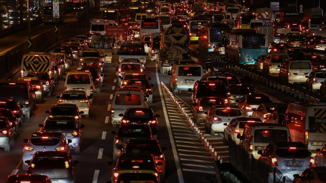 İstanbul'da çile bitmiyor! Trafik yoğunluğu rekora koşuyor! İşte İstanbul trafiğinde son durum!