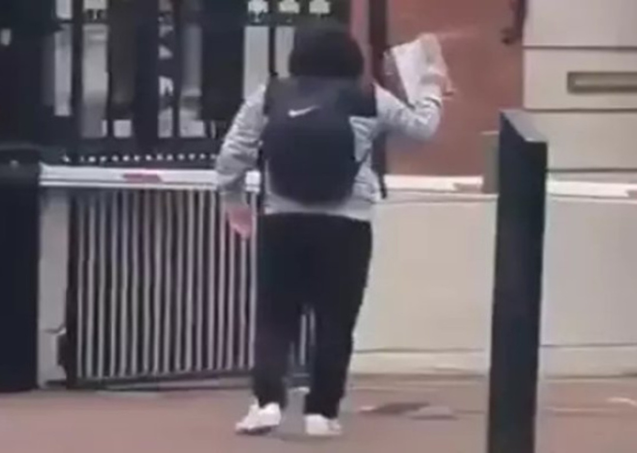 Londra'daki Türk Konsolosluğu önünde Kur'an-ı Kerim yakan şahsa meydan dayağı!