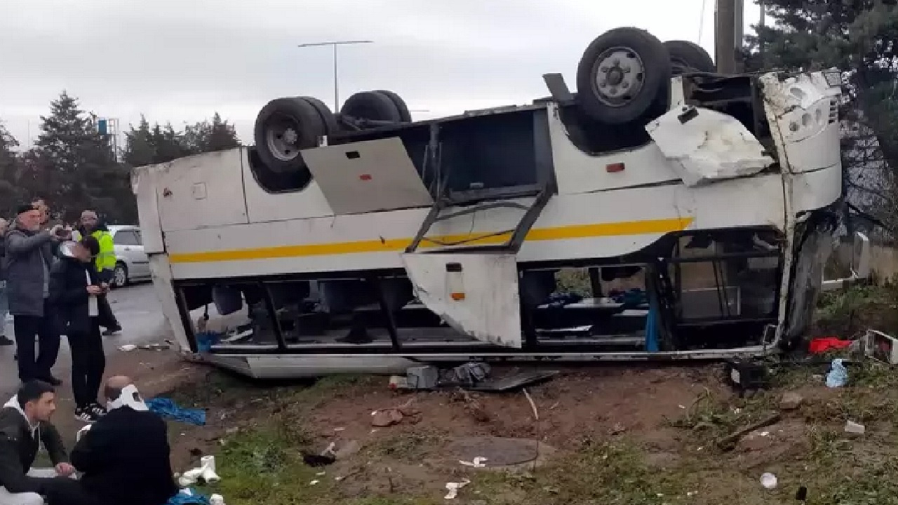 Tekirdağ'da fabrika işçilerinin taşındığı servis midibüsü takla attı; 25 kişi yaralandı...
