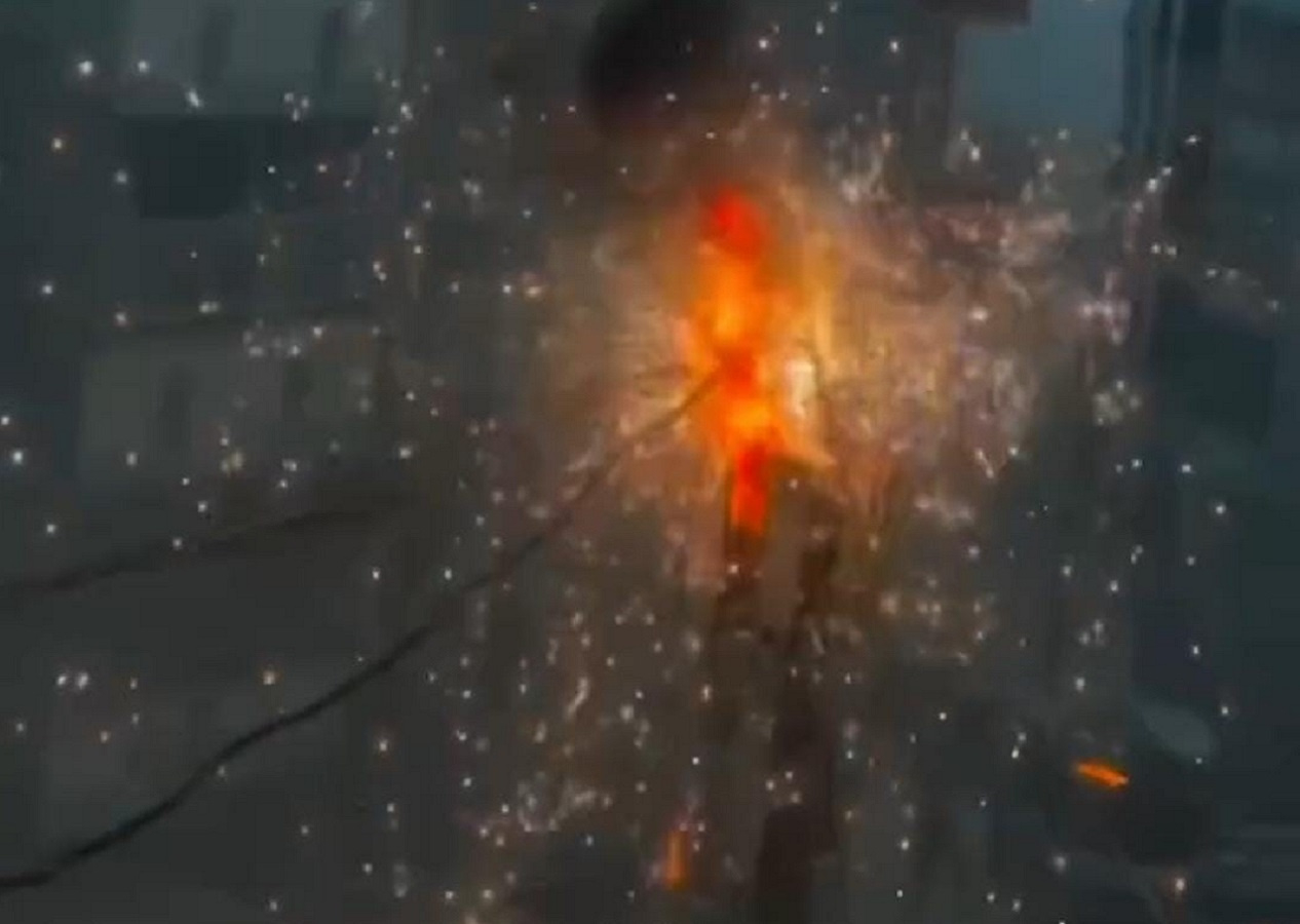 Korku dolu anlar! Elektrik trafosu bomba gibi patladı