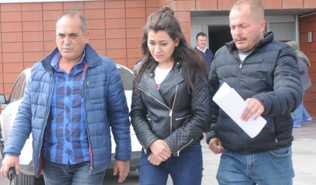 Liseli genç kız sokak ortasında dehşet saçtı!