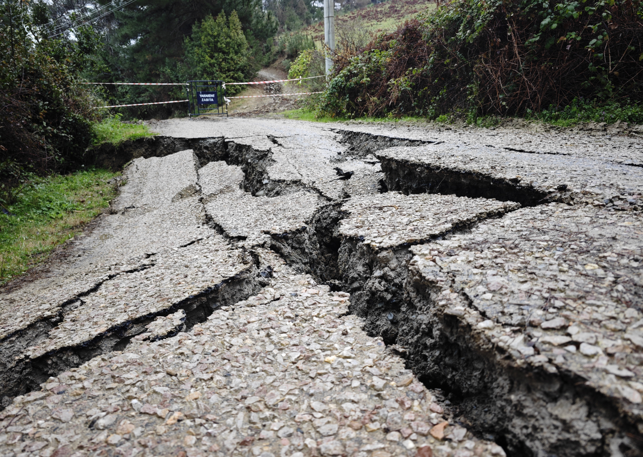 Sağanak etkili oldu! Samsun'da yol çöktü