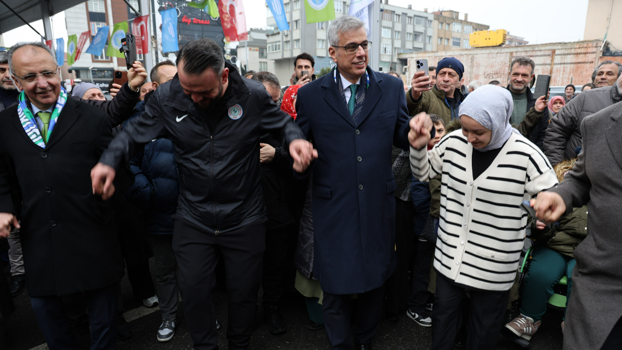 Kemençeyi duyunca... Bakan Memişoğlu vatandaşlara balık ekmek dağıtıp horon oynadı