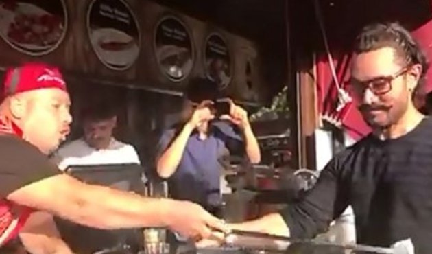 Bollywood yıldızı Aamir Khan'nın Maraş dondurması ile sınavı... / VİDEO