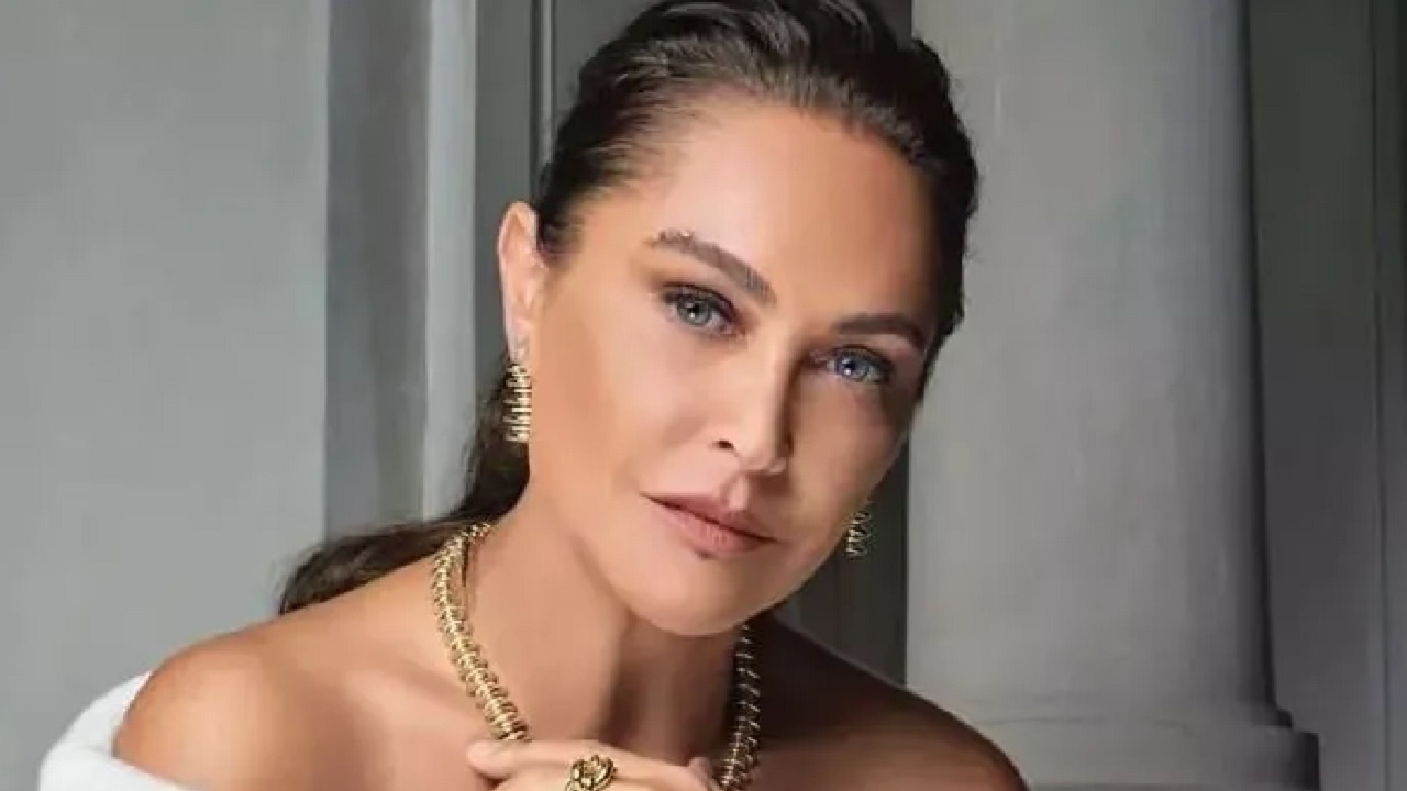 Hülya Avşar'dan yıllara meydan okuyan performans! Sahne kostümü olay oldu...