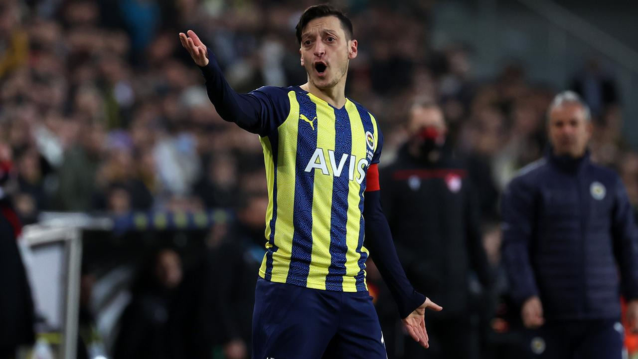 Mesut Özil'den İsmail Kartal'a gözdağı: Açık açık söylüyorum, görüşeceğiz!