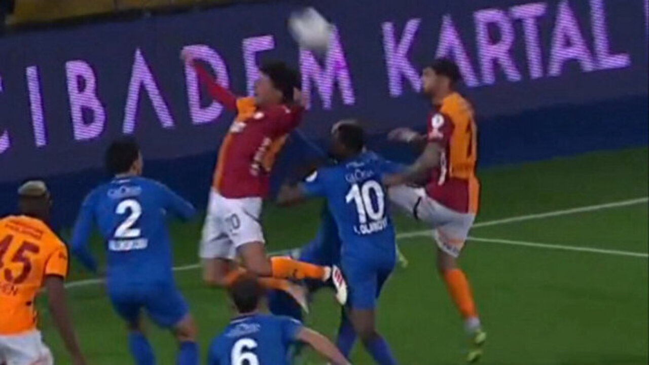 Galatasaray'ın penaltı beklediği o pozisyona eski hakemler ne dedi!