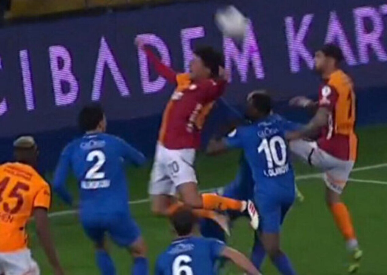 Galatasaray'ın penaltı beklediği o pozisyona eski hakemler ne dedi!