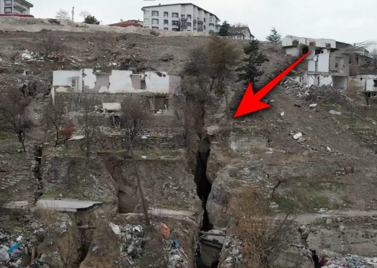 Ankara'daki deprem sonrası korkutan olay! Yarıklar oluştu! "Her gün kayıyoruz" diyen mahalleli tedirgin...