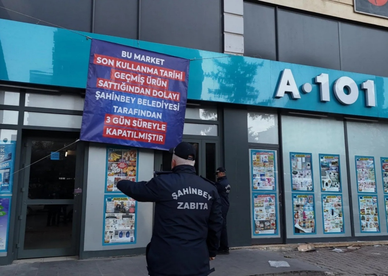 Şahinbey Belediyesi kararlı! Son kullanma tarihi geçmiş ürün satan iki market daha kapatıldı