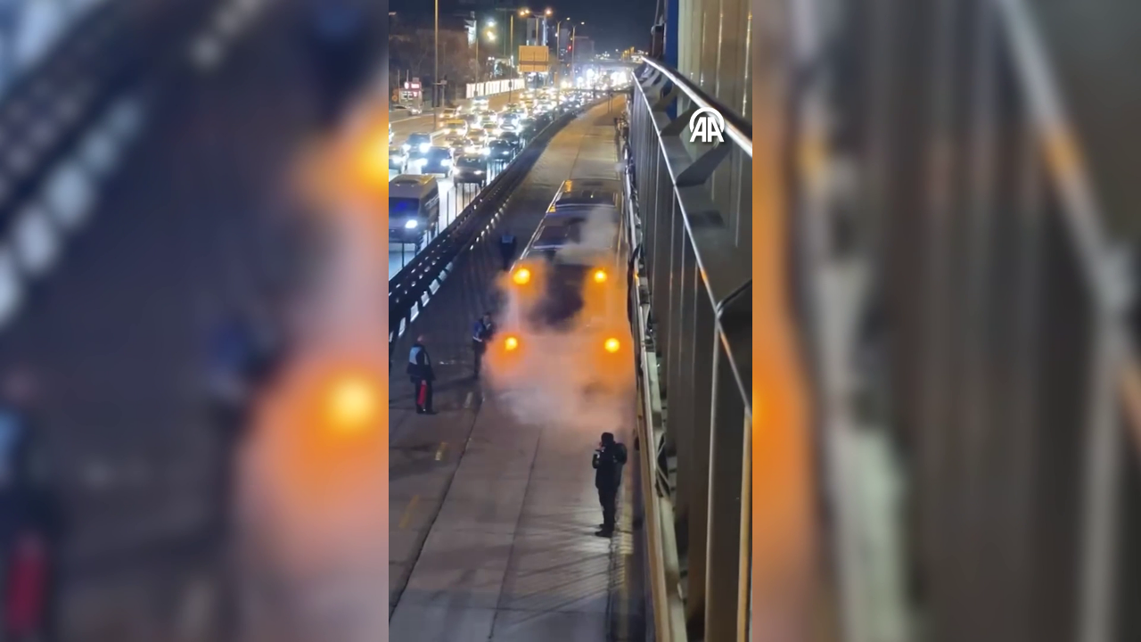 Avcılarda yangın paniği! Metrobüste aniden dumanlar yükseldi yolcular tahliye edildi!