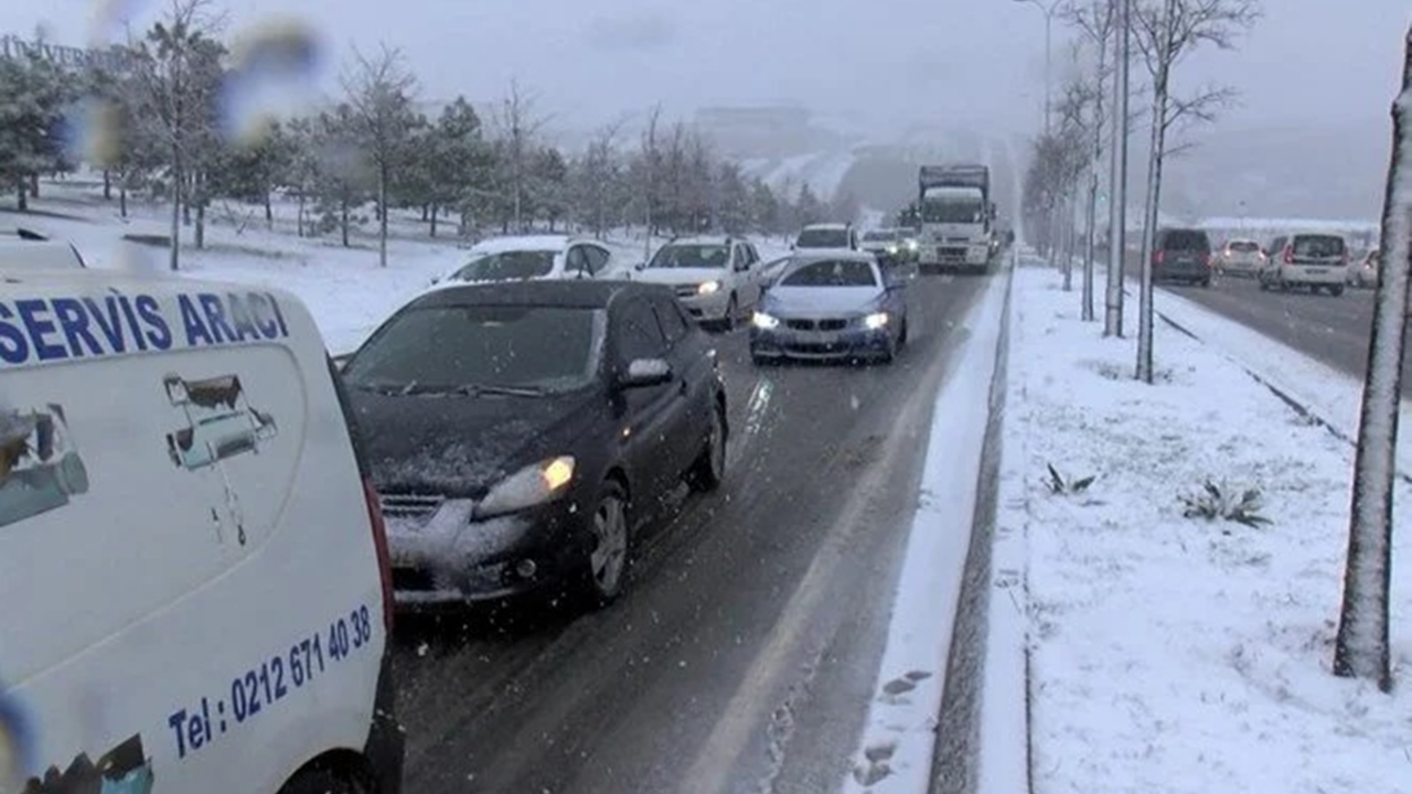 İstanbul'da kar trafiği: Yoğunluk yüzde 90'a ulaştı! Eve dönenler zor anlar yaşadı