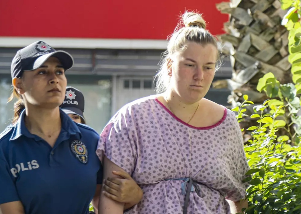 Antalya Havalimanı'nda akılalmaz olay! Yenidoğan bebeğini klozete atıp kaçtı
