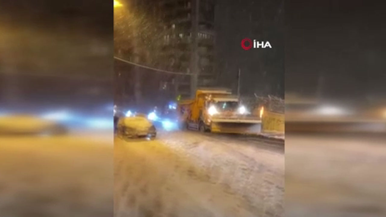 İBB yine sınıfta kaldı! Maltepe'de kar küremeye gelen araç yolda kaldı!