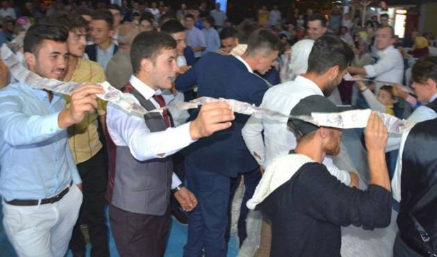 40 metrelik düğün takısı! Davetliler taşıdılar... / VİDEO