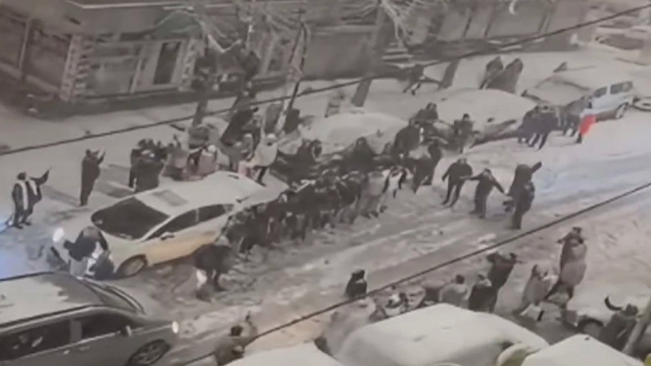 Karla karışık yumruk yağdı... Sultangazi'de halayın başı mutluluk sonu felaket