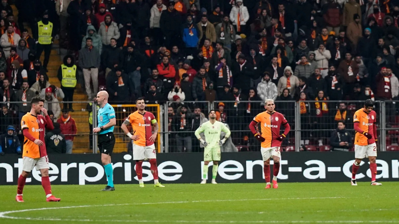 Kalede Günay Güvenç devleşti, Galatasaray Avrupa'ya veda etti! Galatasaray 2 - 2 AZ Alkmaar | Maçın özeti
