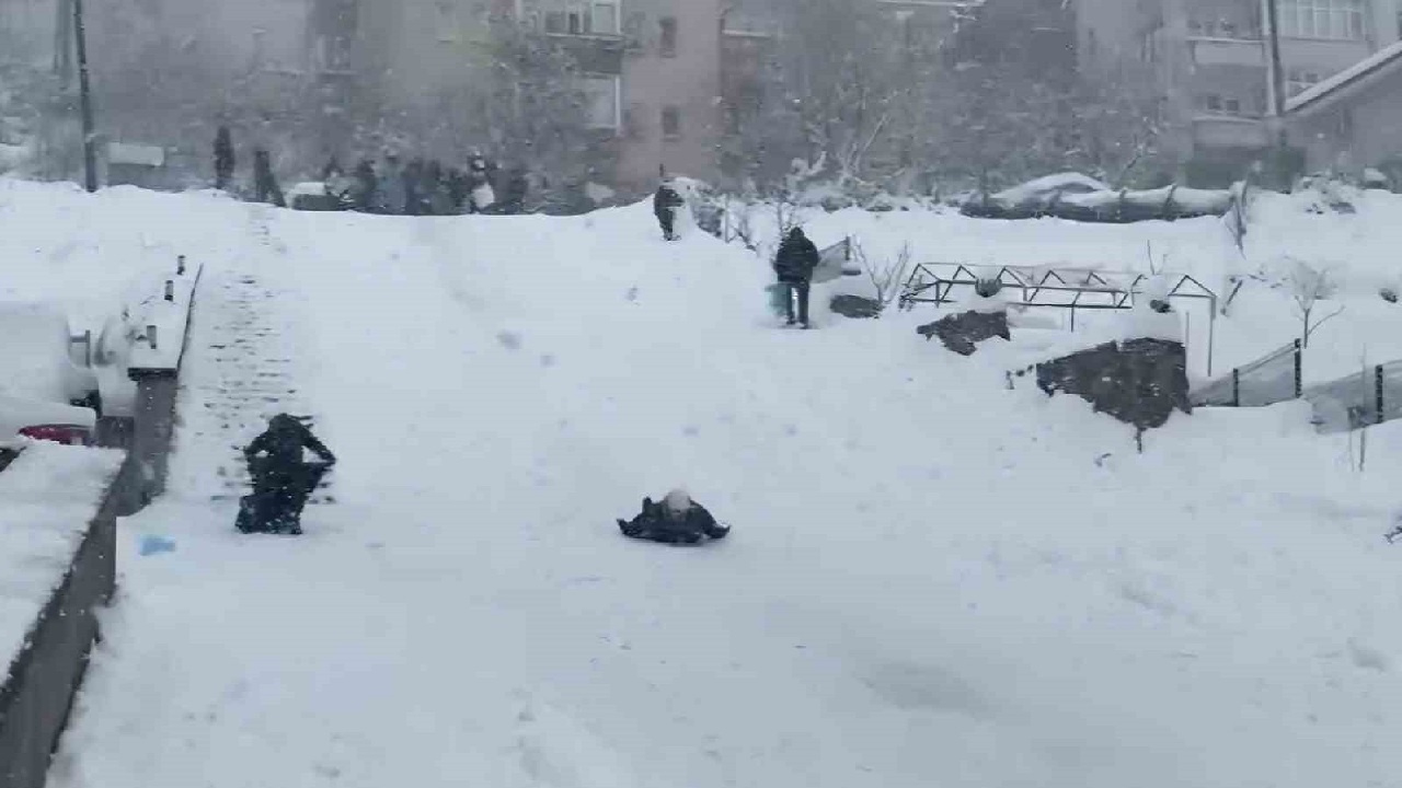 Bartın'da karın keyfini doyasıya çıkardılar! Mahalle piste döndü...