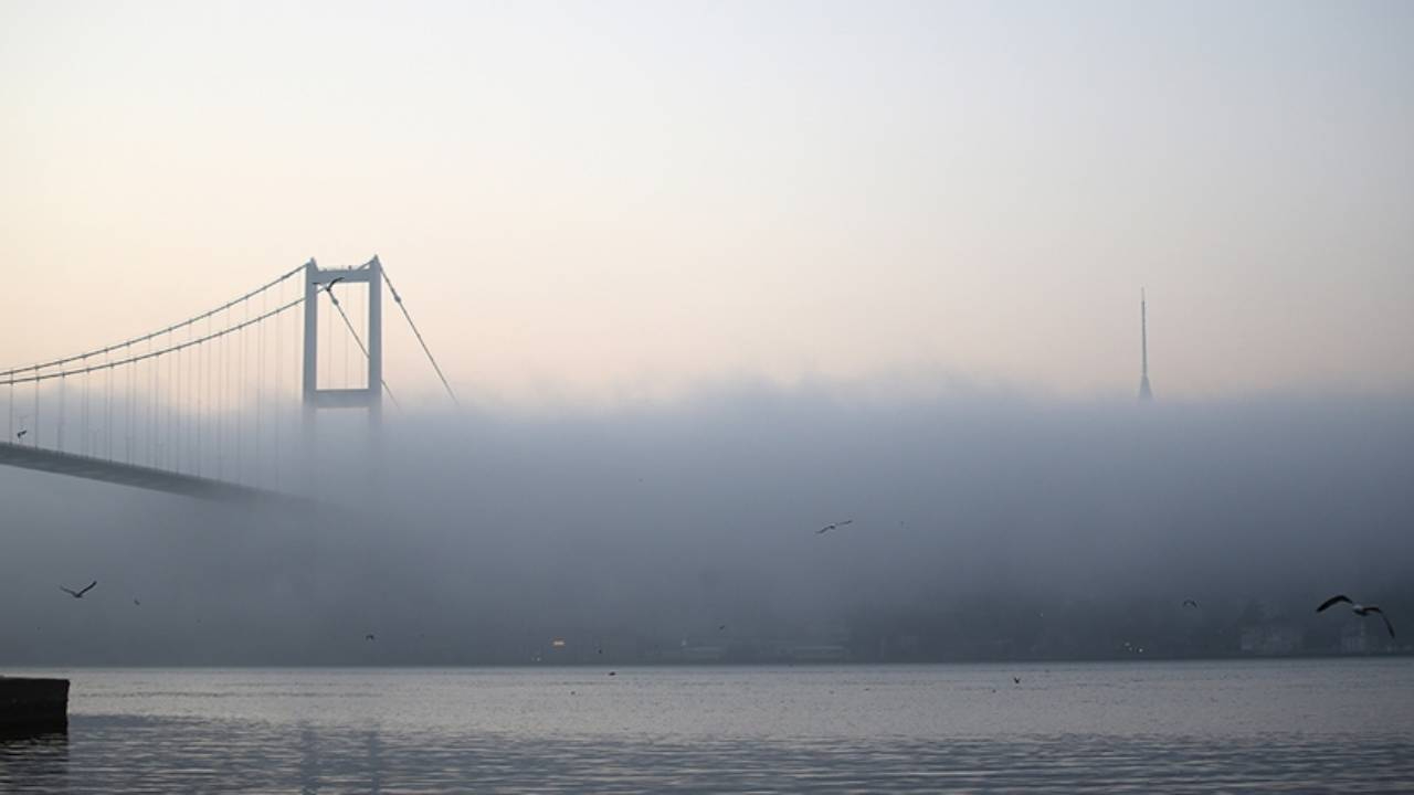 İstanbul Boğazı'nda gemi trafiği yoğun sis nedeniyle askıya alındı