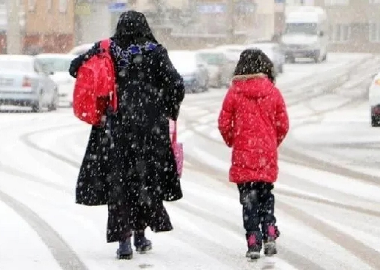 İstanbul Valisi Davut Gül: "Öğrencilerimizin olumsuz hava koşullarından etkilenmemesi için resmi ve özel tüm okul ve kurslarda 21 Şubat 2025 Cuma tüm eğitim faaliyetlerine ara verilmiştir."