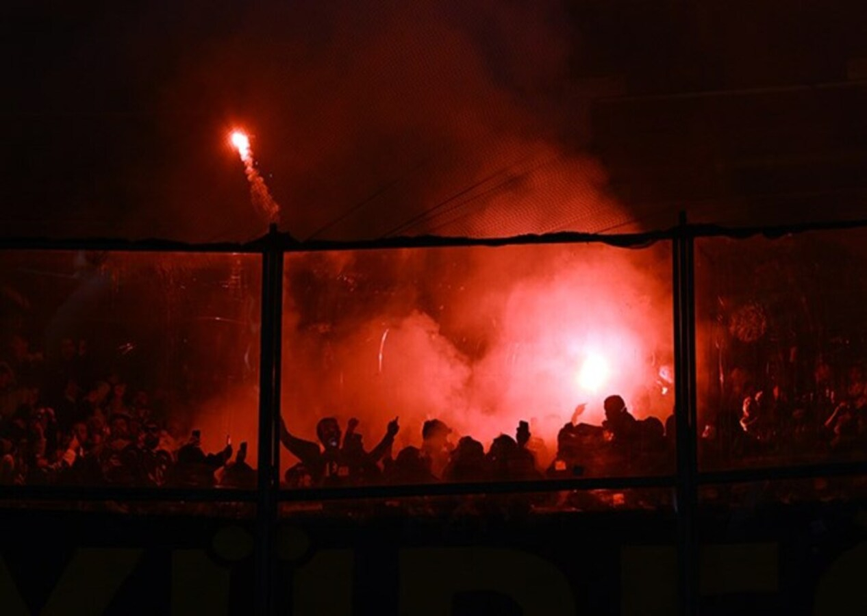Dev derbide korkutan anlar: Tribünler bir anda yangın yerine döndü!